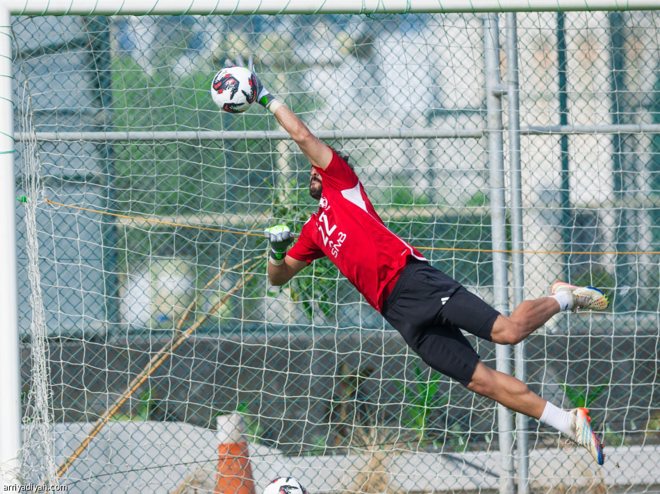 هندي يلتحق بمعسكر الأخضر