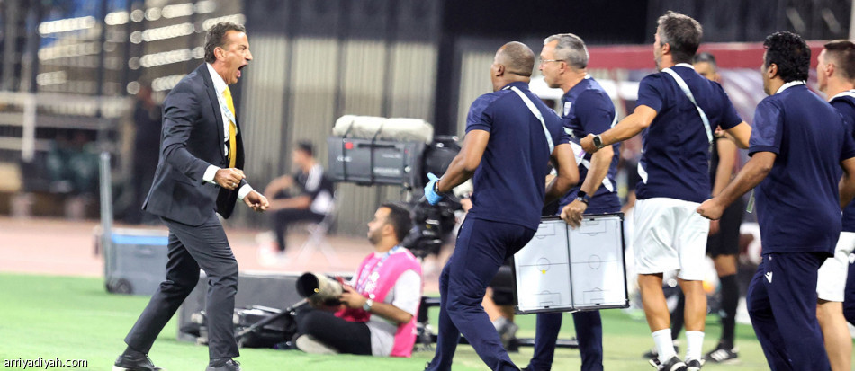 بنزيما 
يكرر واقعة الصحفي