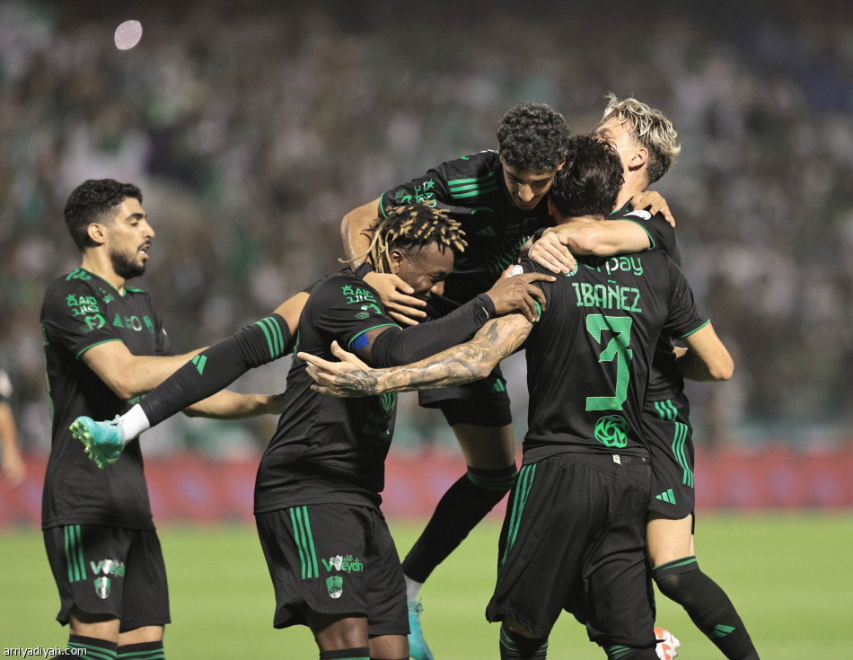 الأهلي يعبر الخليج بثلاثية