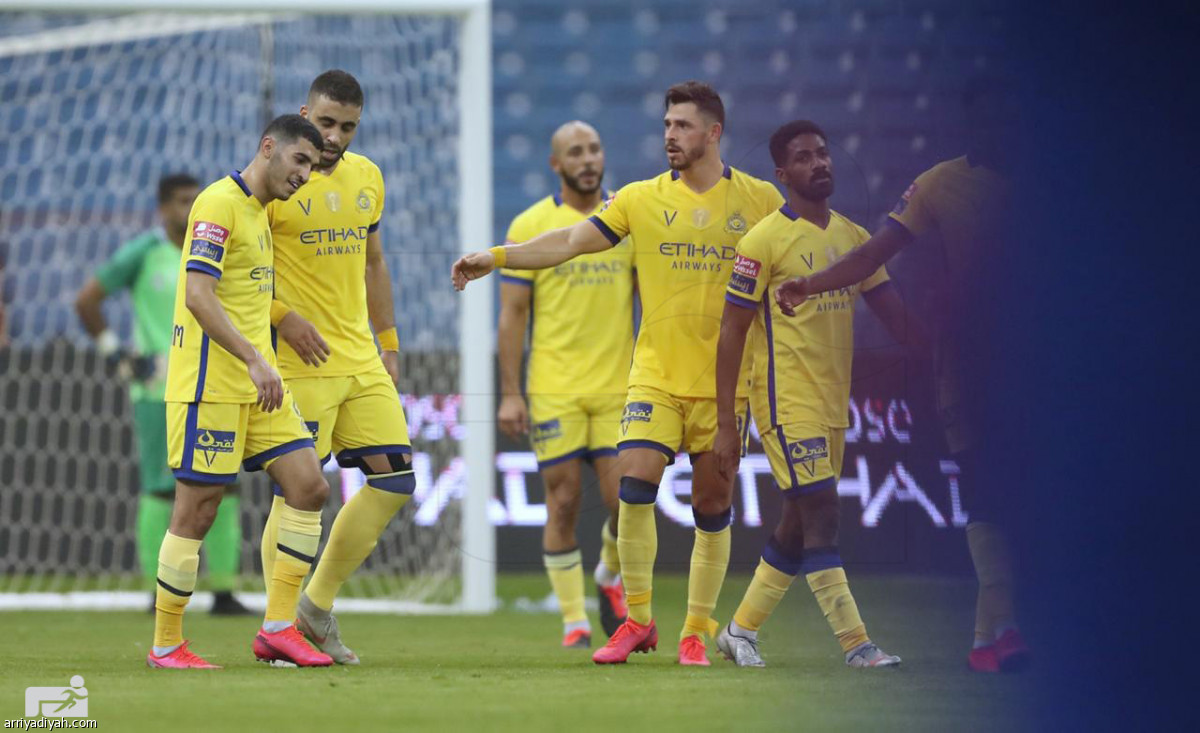 الأصفر يحافظ على حظوظه