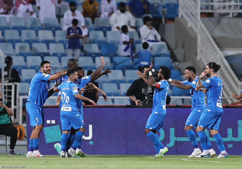 الهلال  يسترد الصدارة بثنائية الشباب