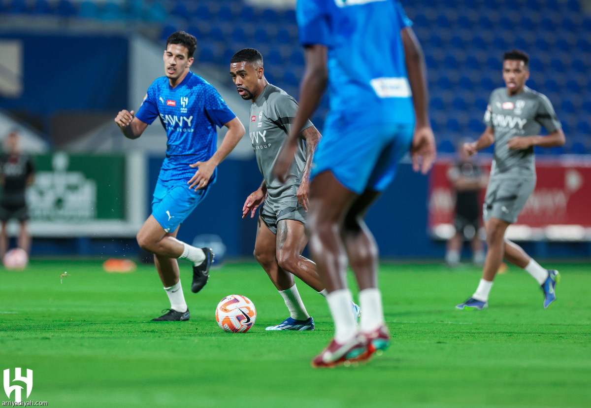 الهلال يناور