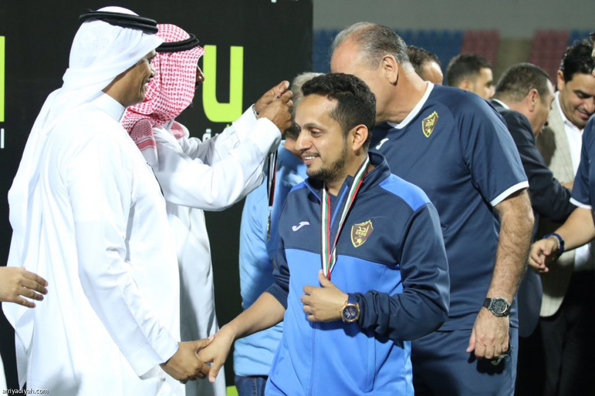 أحد يتوشح الذهب