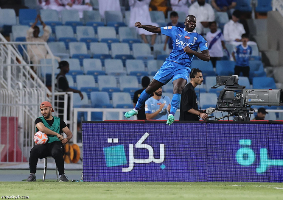 الهلال  يسترد الصدارة بثنائية الشباب