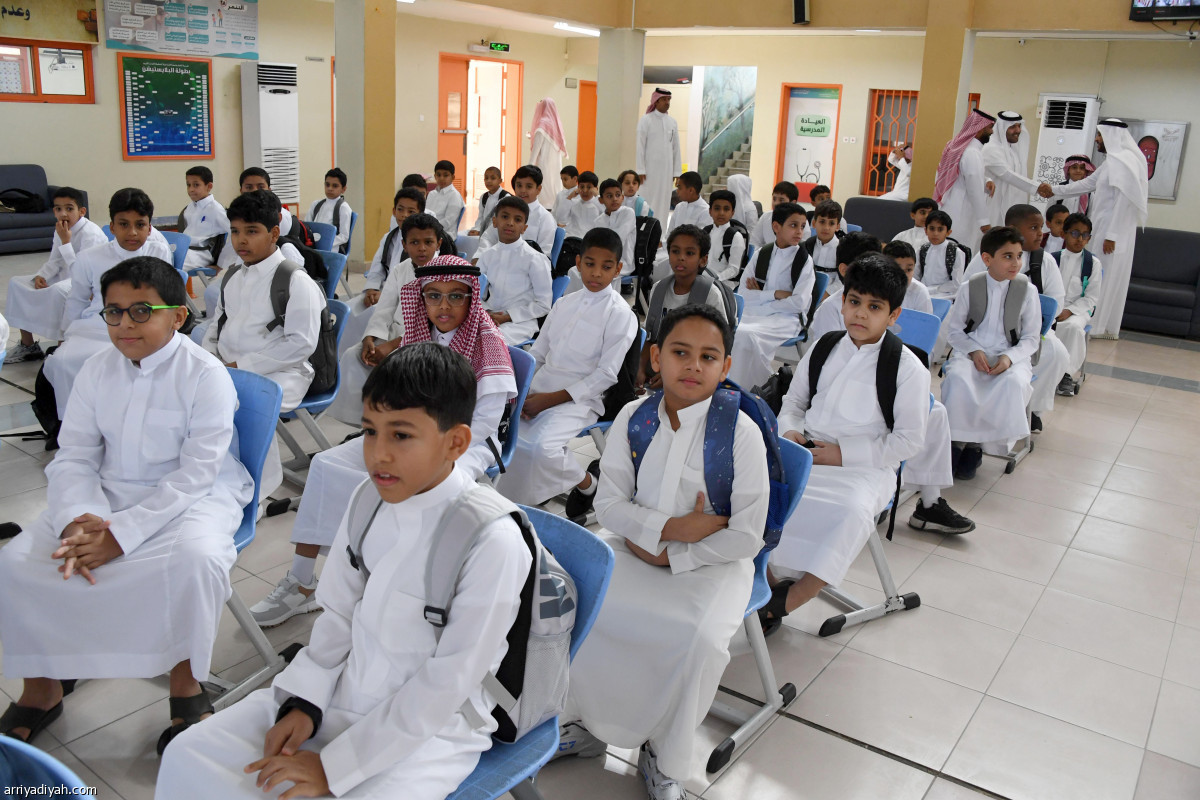 الطلاب يعودون إلى الدراسة