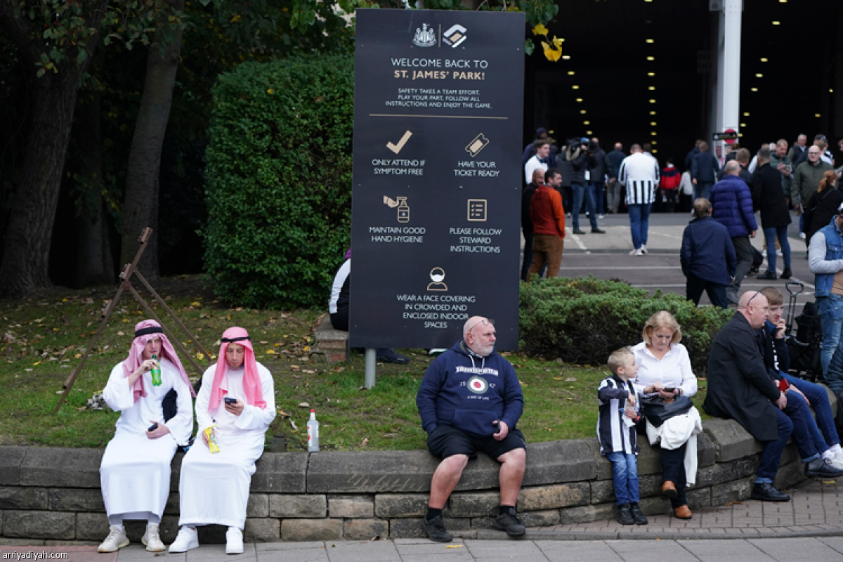 جماهير نيوكاسل.. غترة وشماغ وعقال