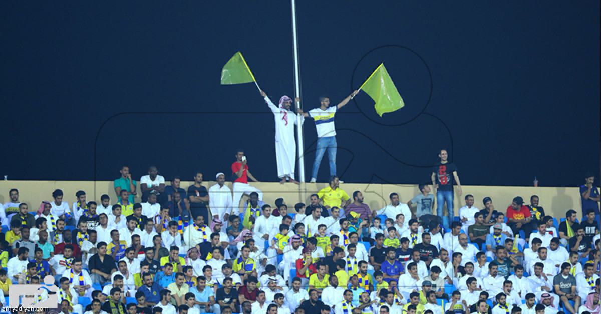 المدرج الأصفر يخطف الأنظار