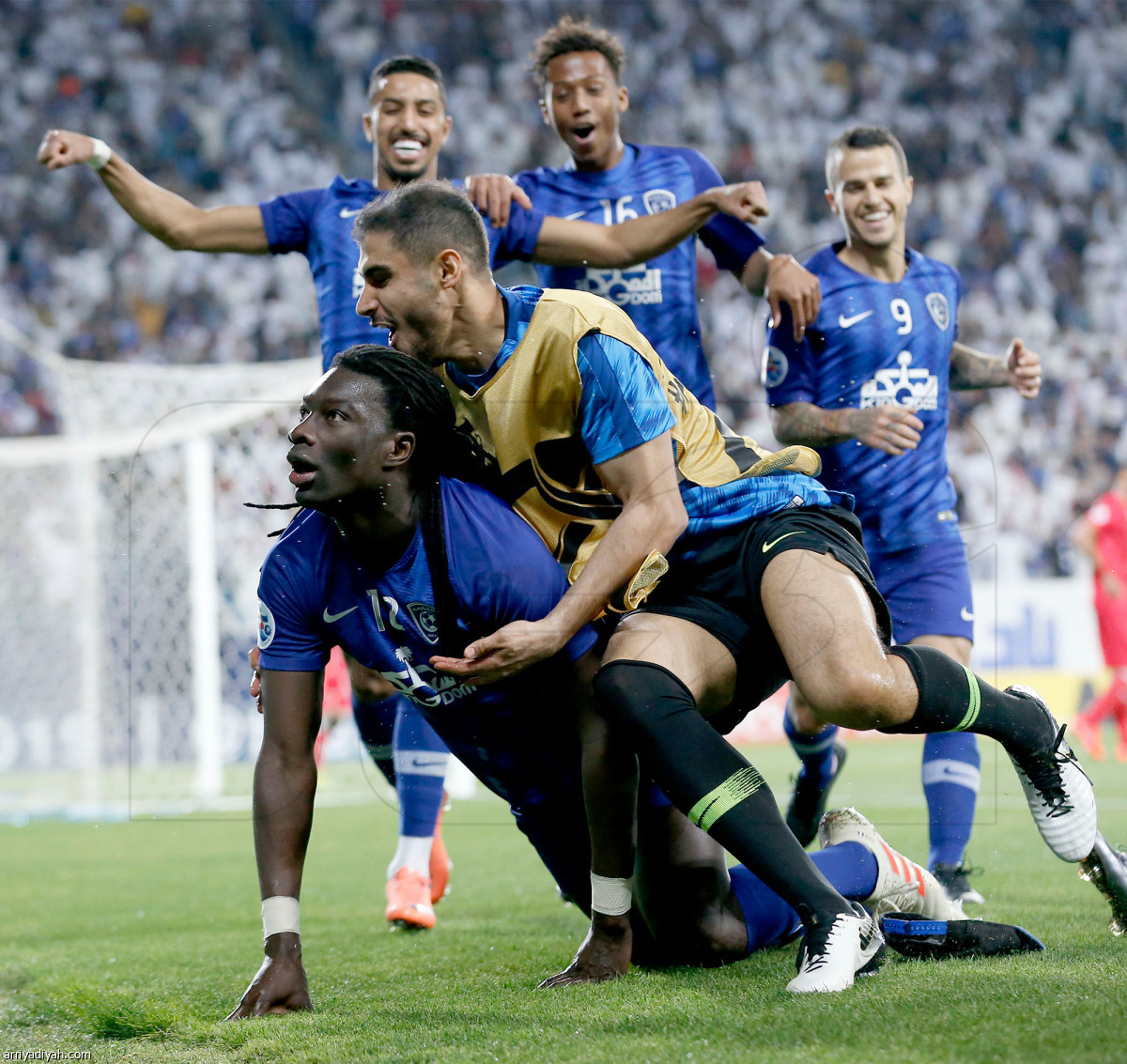 الأزرق يتلاعب بالدحيل