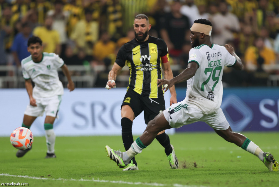 «الانضباط» توقف الغنام وتغرم الاتحاد والأهلي