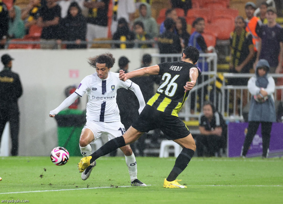 سجّل في 4 نسخ.. 
بنزيما يحطم الأرقام