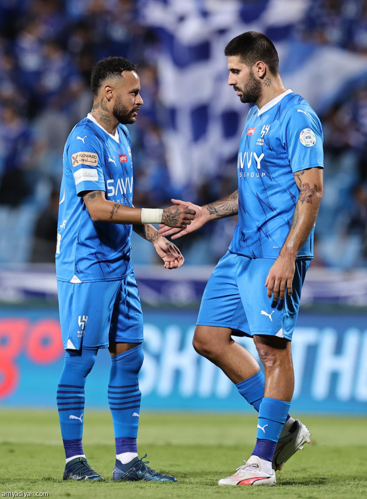 الهلال  يسترد الصدارة بثنائية الشباب