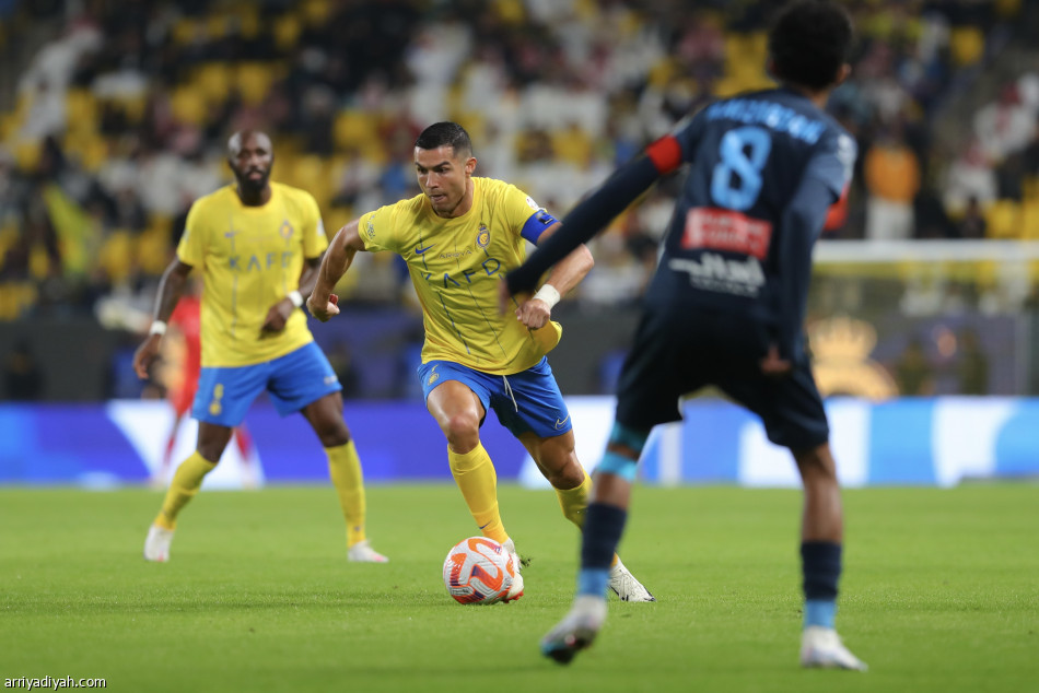 رونالدو ينذر الهلال بثنائية في الأخدود