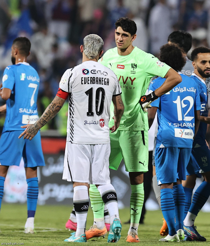 الهلال  يسترد الصدارة بثنائية الشباب