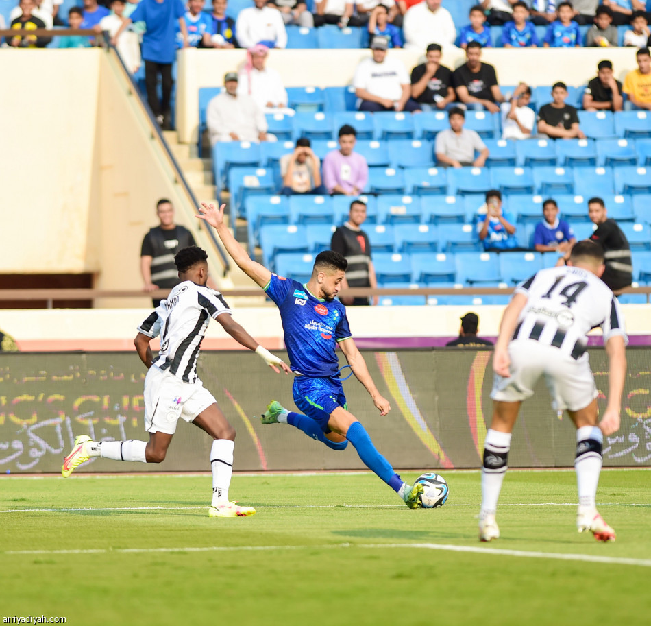 الشباب 
يعبر
بطريقة
الرائد