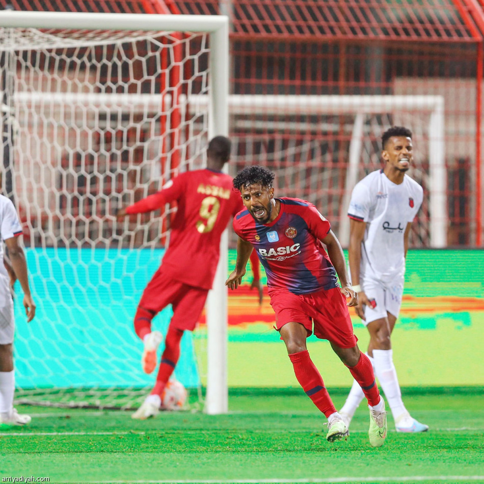 بالثنائية الأولى..
العمار ينقذ ضمك