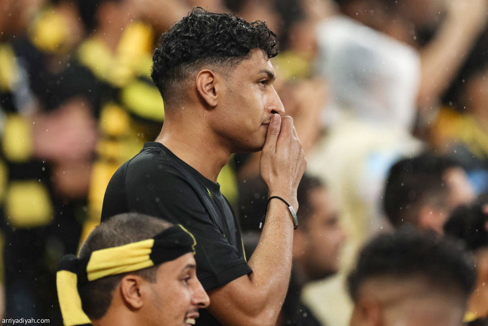 سجّل في 4 نسخ.. 
بنزيما يحطم الأرقام