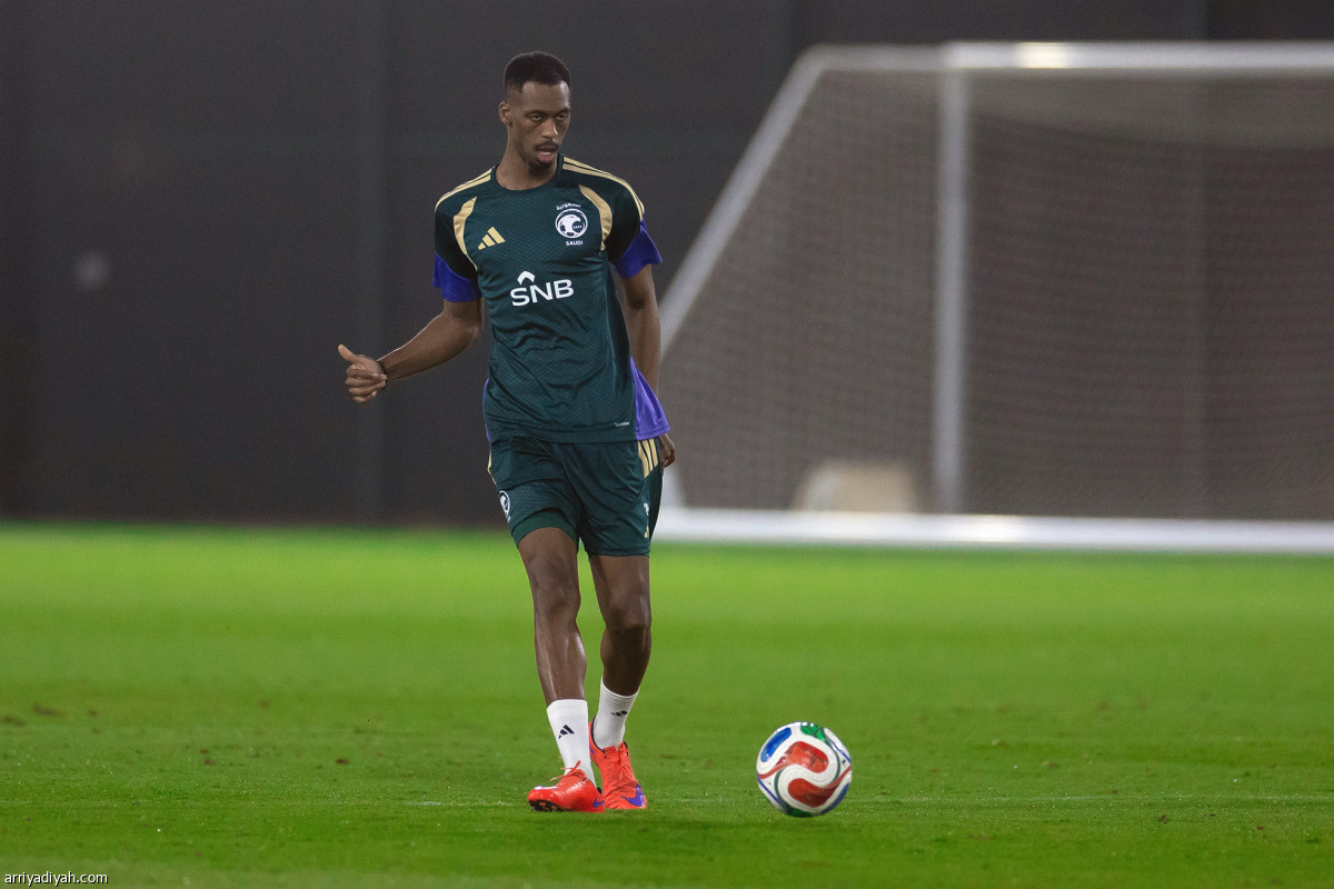 الأخضر يناور