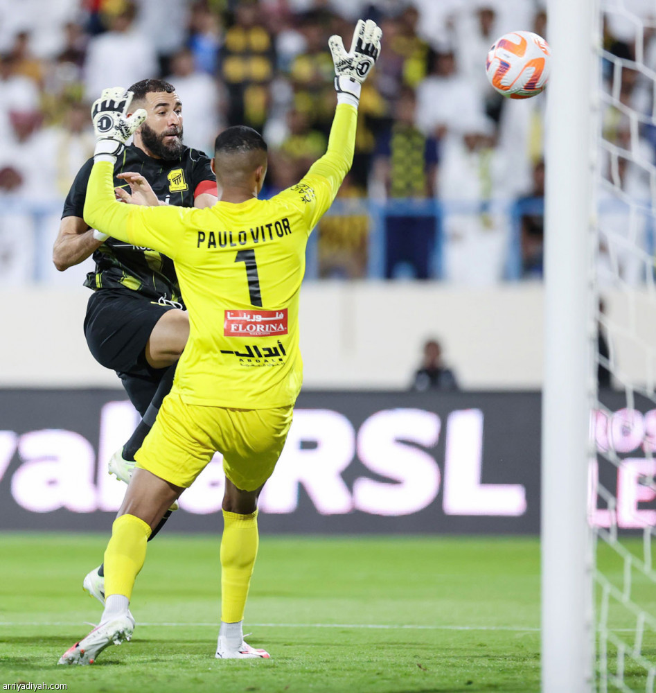 بين الكعب والركبة..
سحر بنزيما مستمر