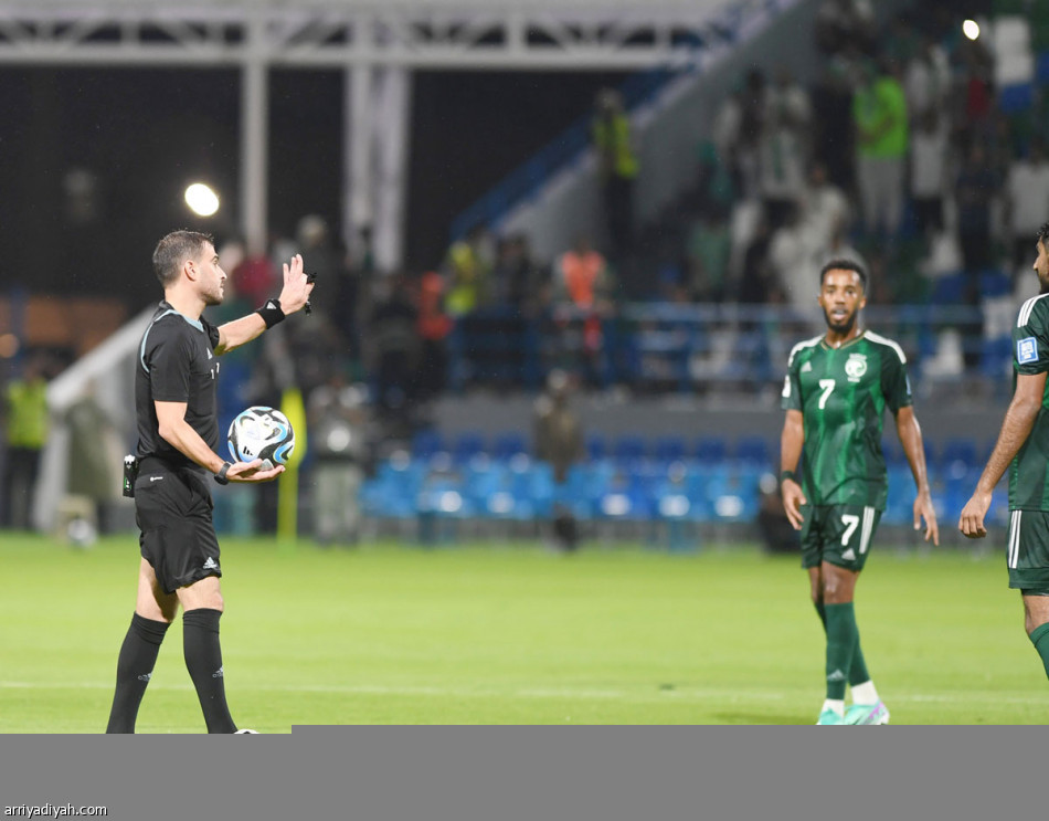 الأخضر
يحلّق بالرباعية الأولى