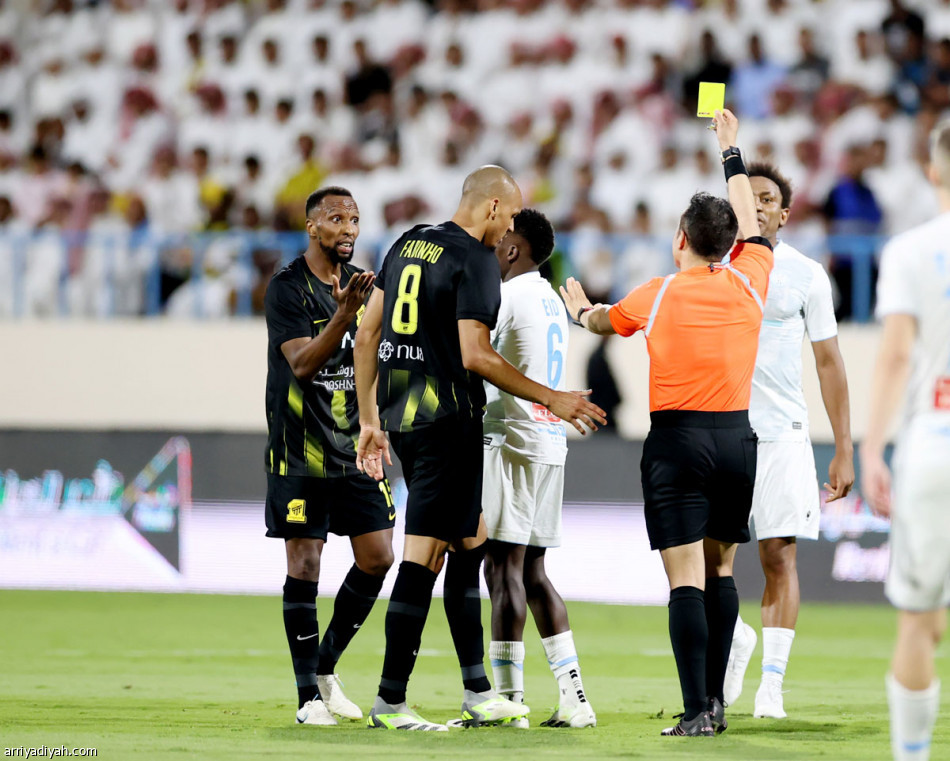 بين الكعب والركبة..
سحر بنزيما مستمر