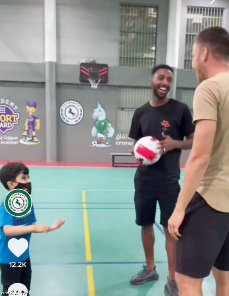 «تيك توك» 
يسحب البساط من المنصات