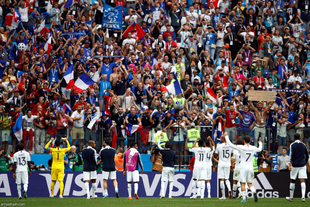 «الديوك».. أول الواصلين