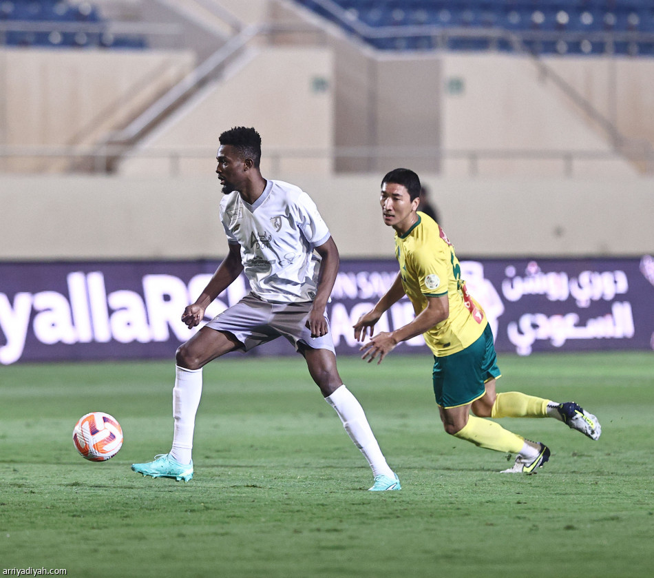 الخليج يقلبها على الطائي بثلاثية