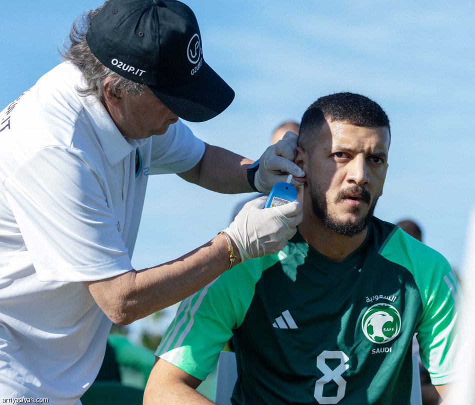 القناع الإيطالي
يحارب إصابات «الأخضر»