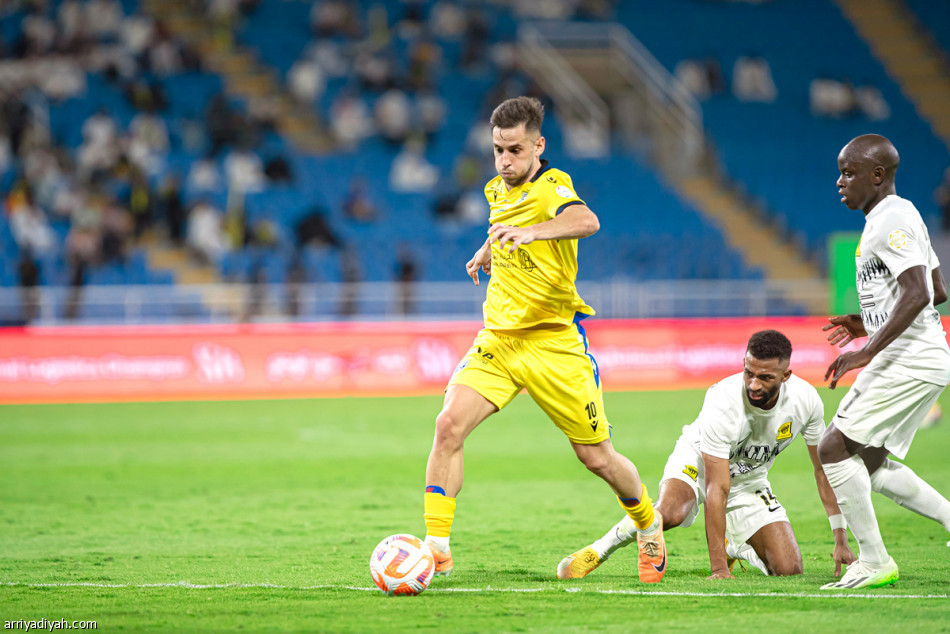 بنزيما 
يكرر واقعة الصحفي