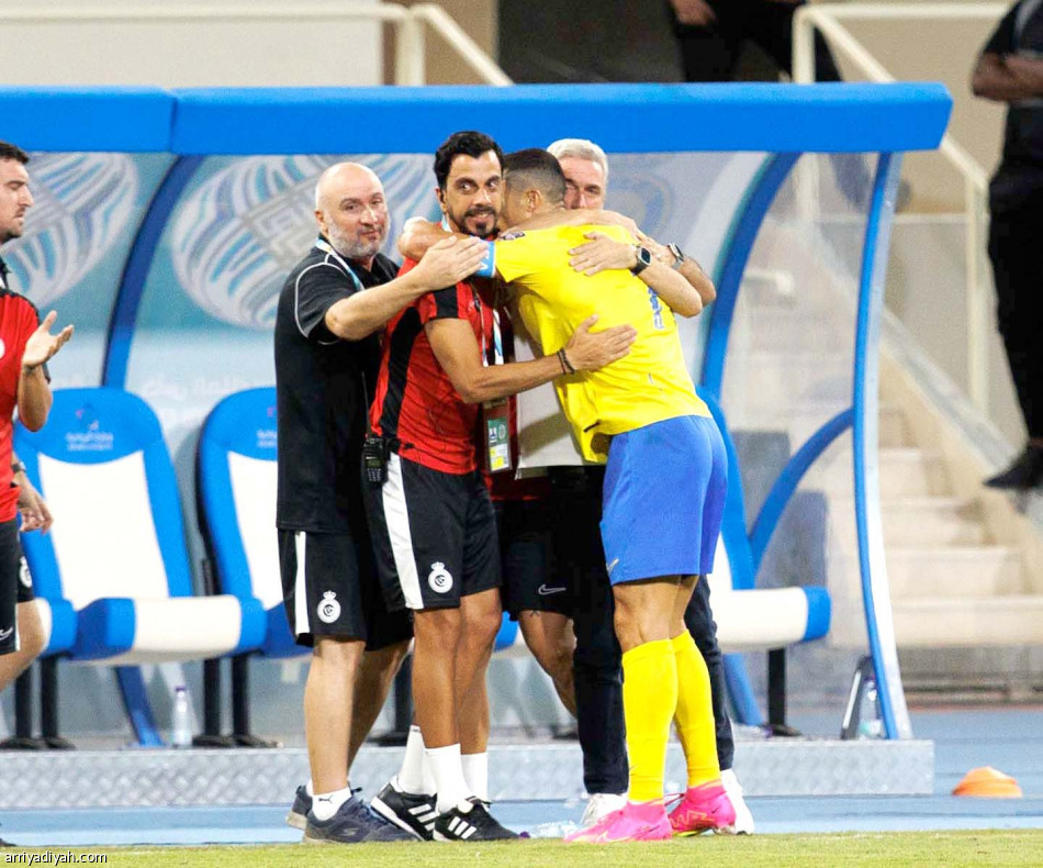النصر يحتفل
بالرباعية الثالثة