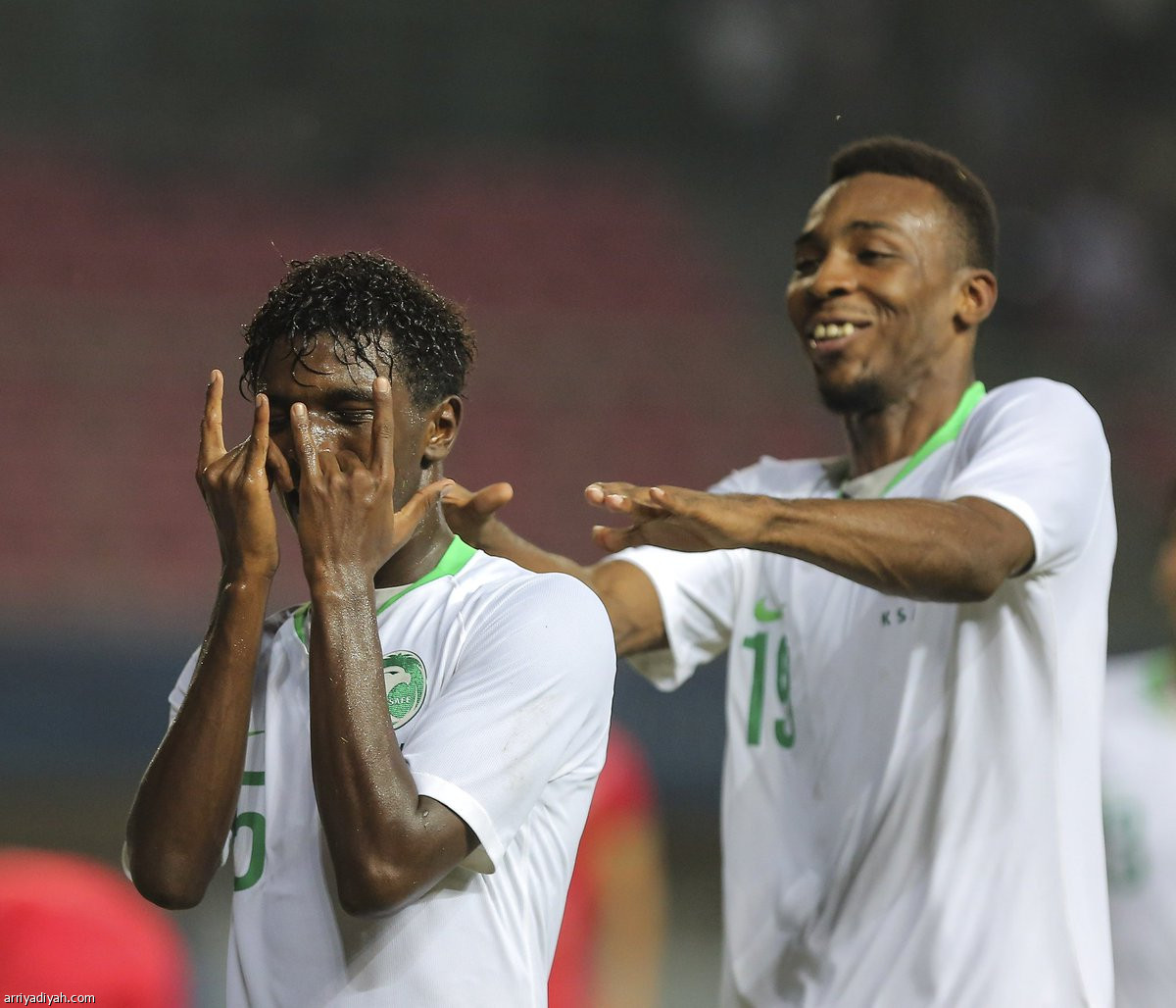 بالعلامة الكاملة