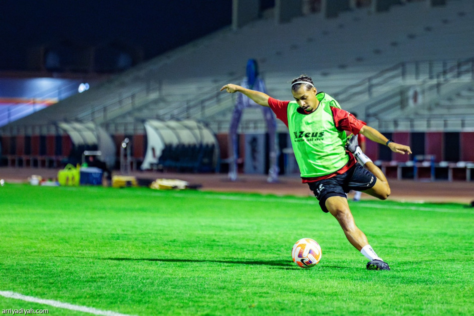 بعد نهاية أعمال الصيانة.. الرياض يتدرب على ملعبه