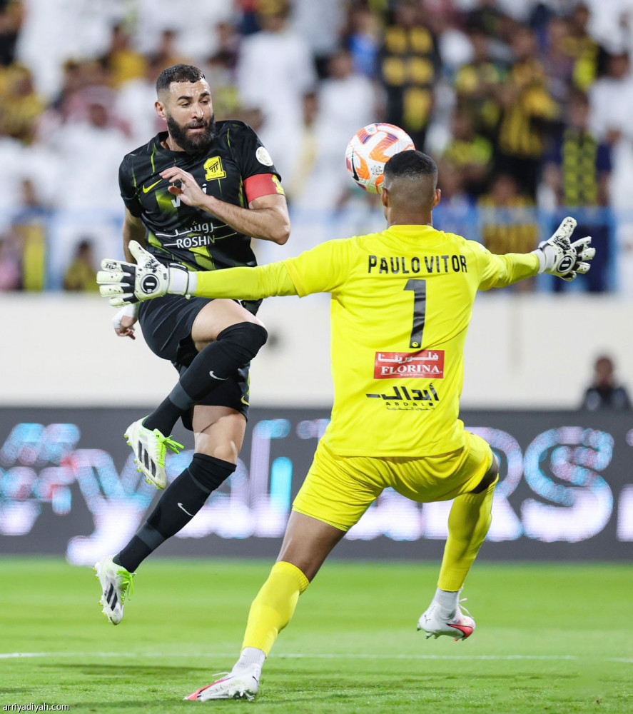 بين الكعب والركبة..
سحر بنزيما مستمر