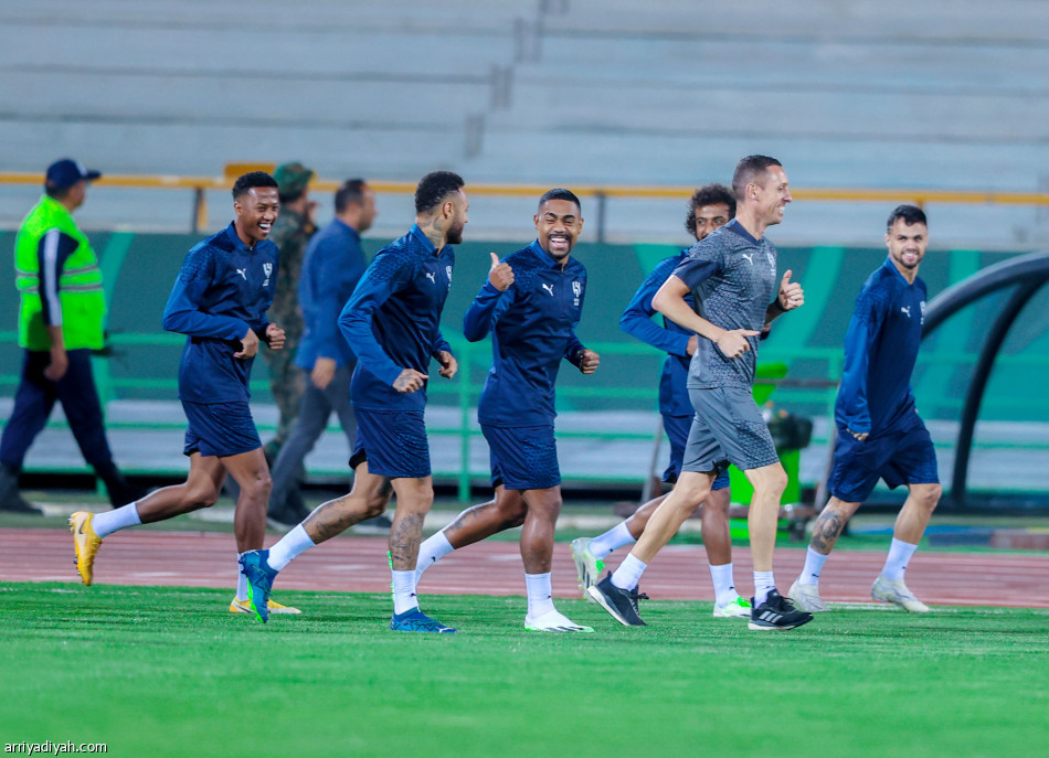 الفرج وكنو
يقودان وسط الهلال