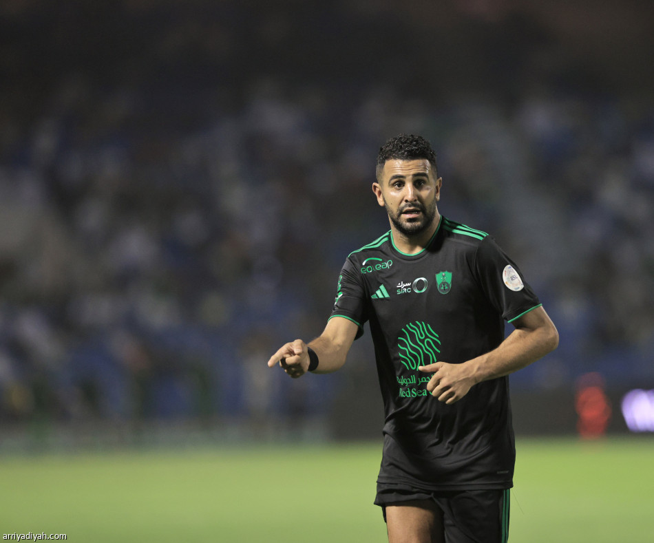 الأهلي يعبر الخليج بثلاثية