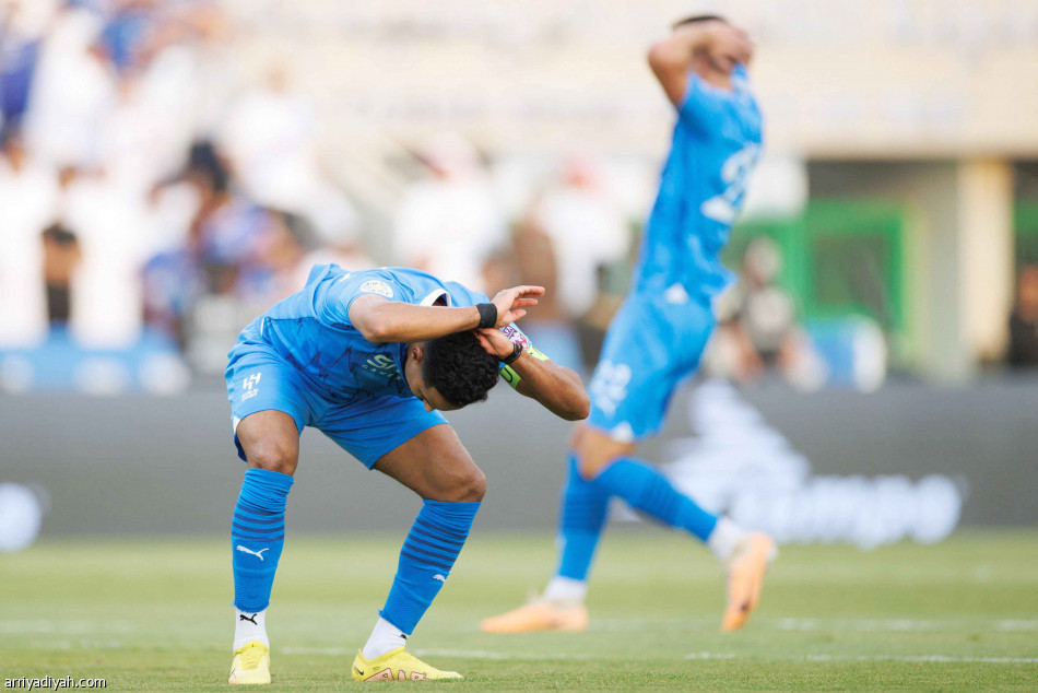 سبابة «الدون»
حائرة بين ثلاثة