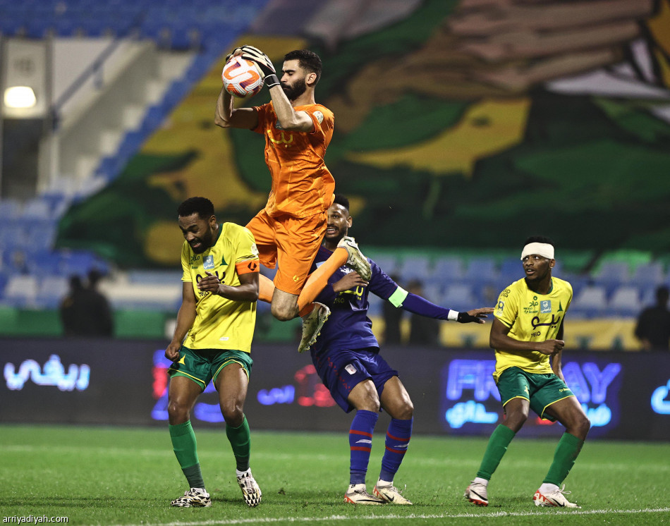 الخليج يستعيد التوازن بثلاثية أبها