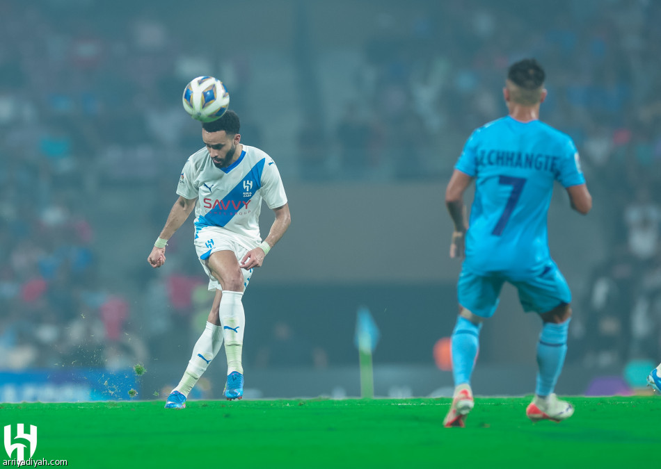 الهلال يهزم مومباي بثنائية ويعزز الصدارة