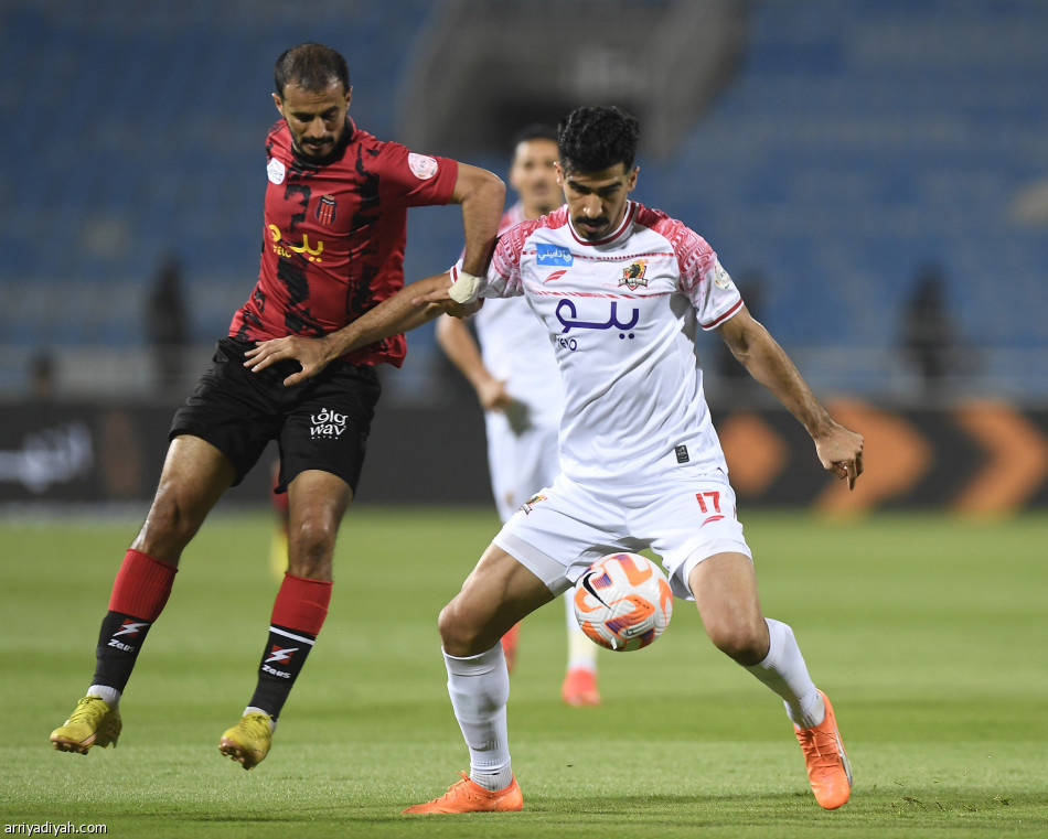 الرياض  يحقق فوزه الأول في الدوري