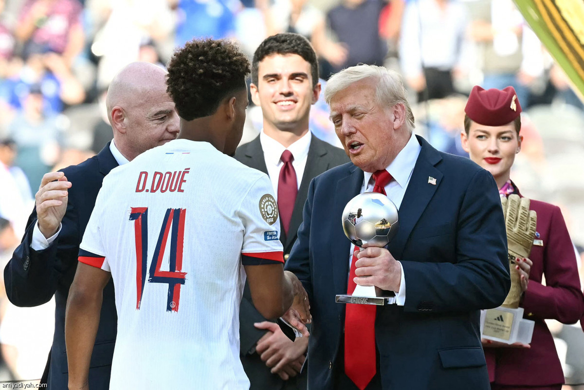 ترامب يسلّم الكأس