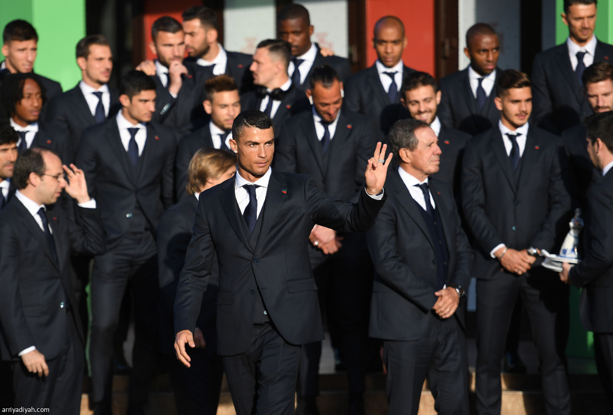 الدون ورفاقه .. يصلون