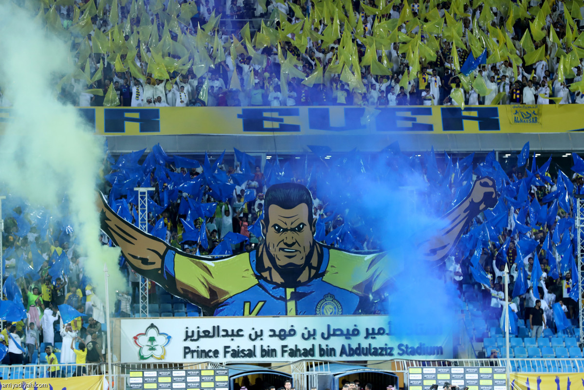 المدرج الأصفر يخطف الأنظار