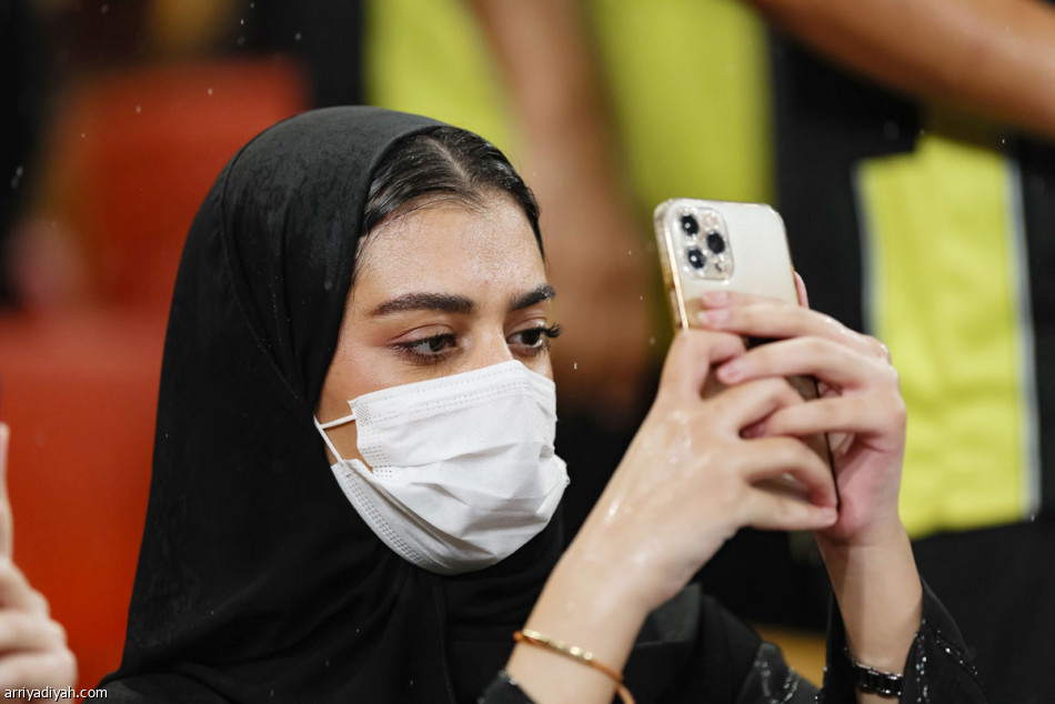 سجّل في 4 نسخ.. 
بنزيما يحطم الأرقام