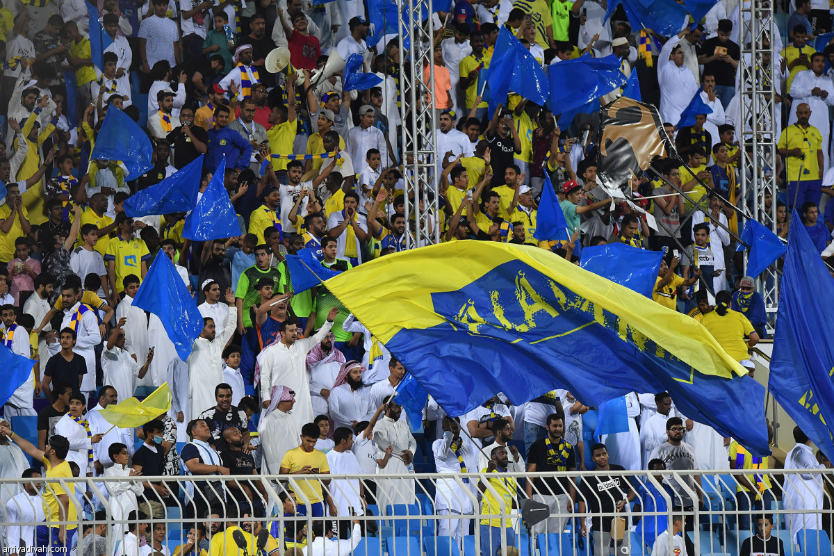 المدرج الأصفر يخطف الأنظار