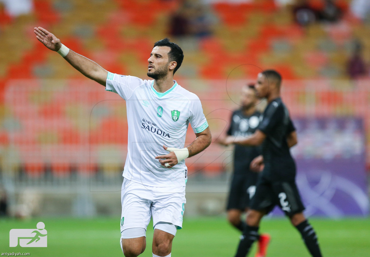 الأهلي يهزم زعيم قطر